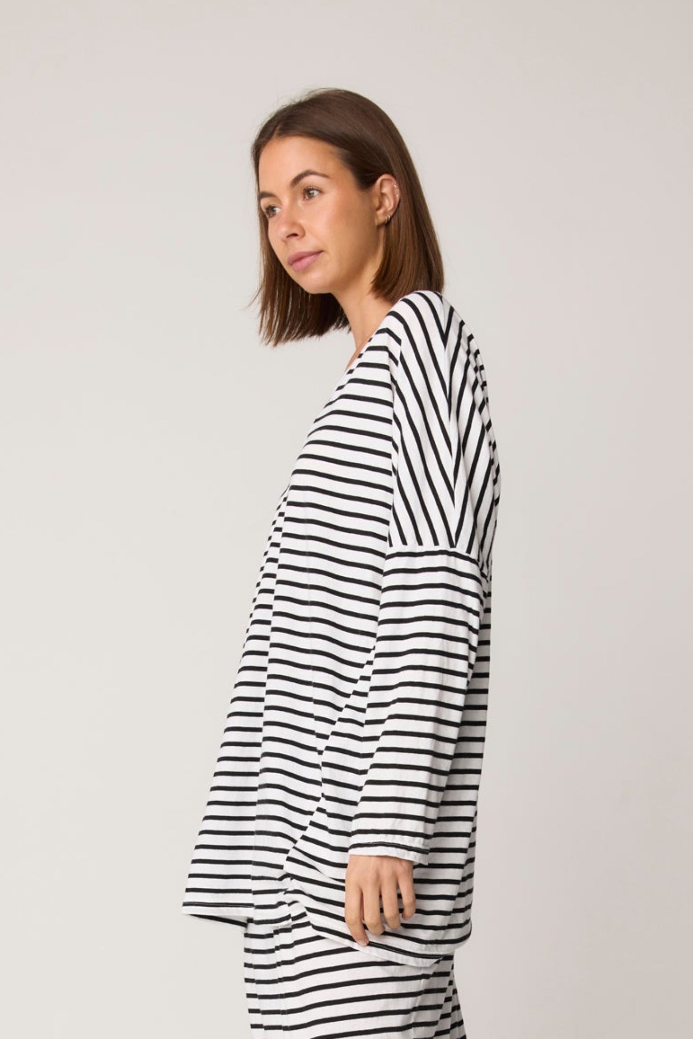 STRIPE LOOSE V TOP - BLACK & WHITE