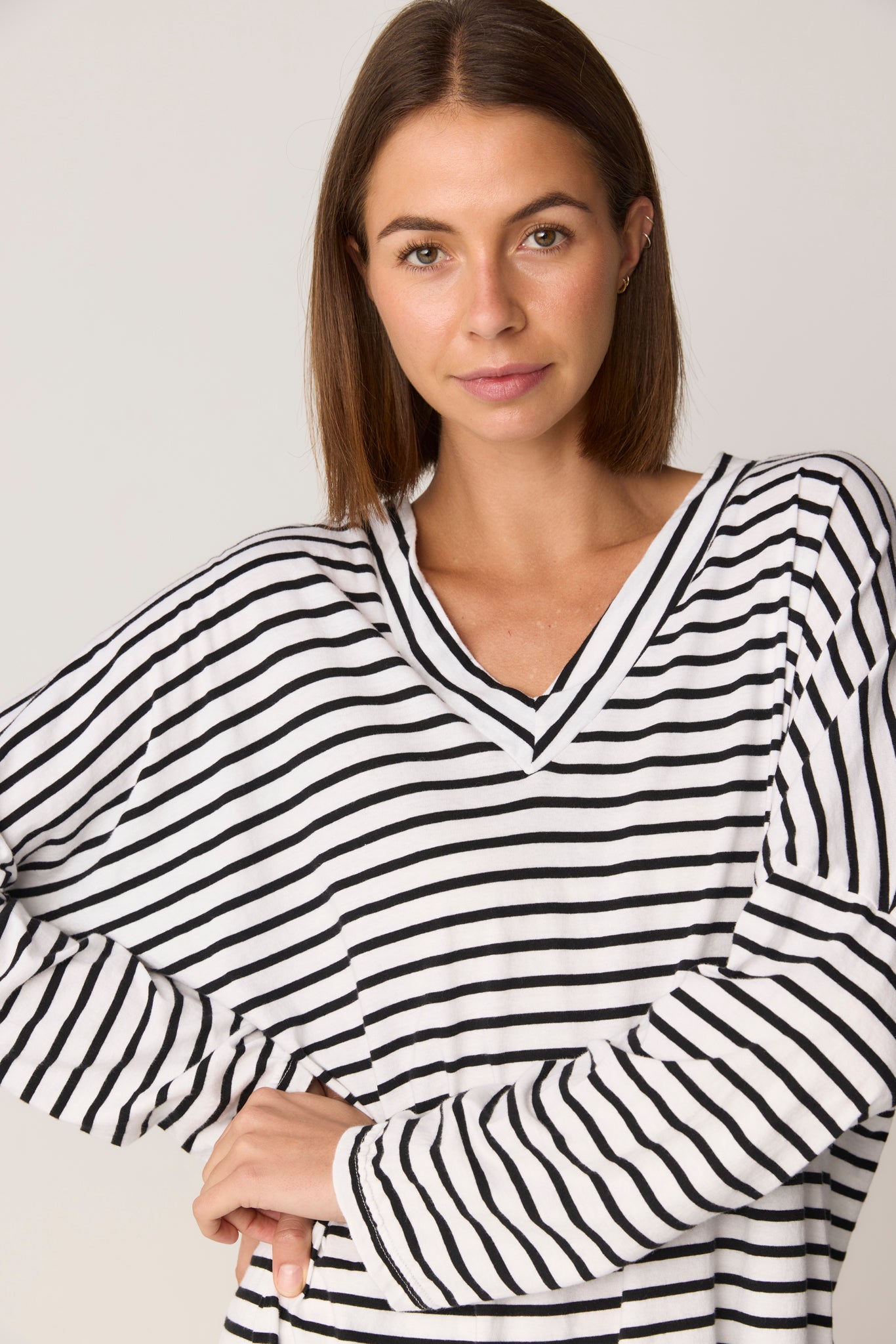 STRIPE LOOSE V TOP - BLACK & WHITE