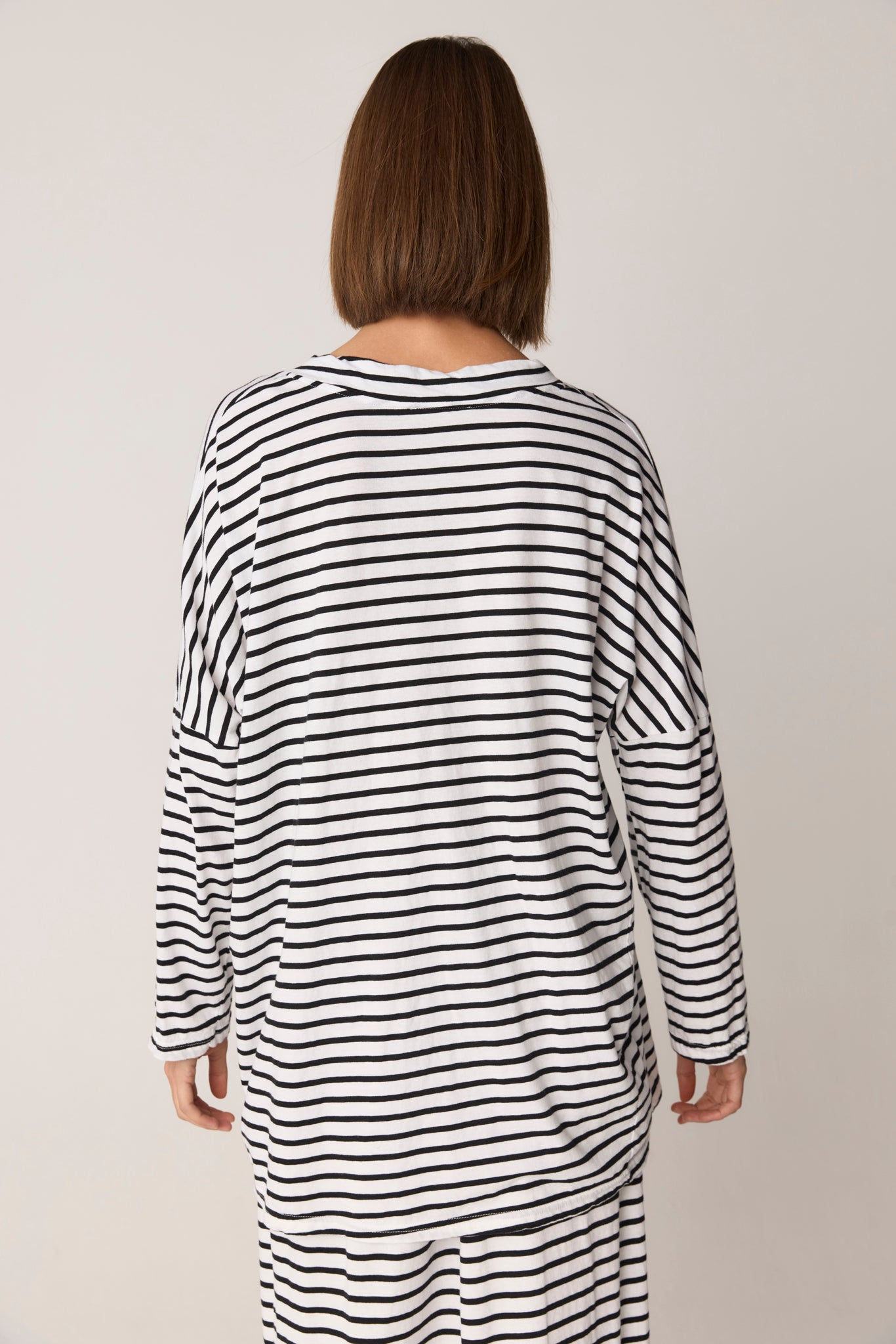 STRIPE LOOSE V TOP - BLACK & WHITE