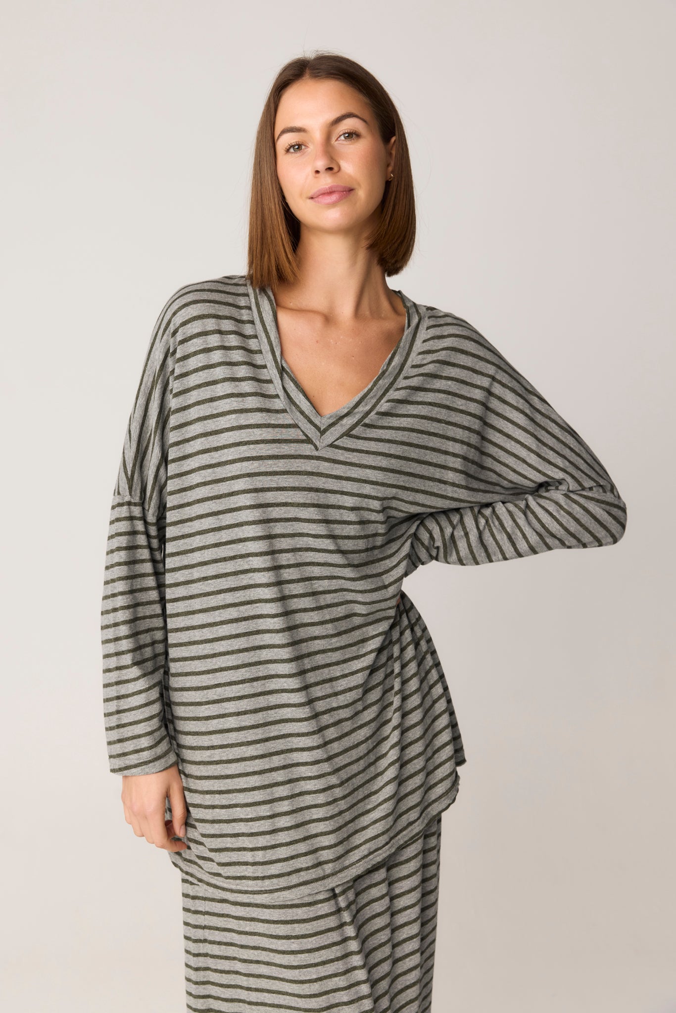 STRIPE LOOSE V TOP - GREY & MOSS