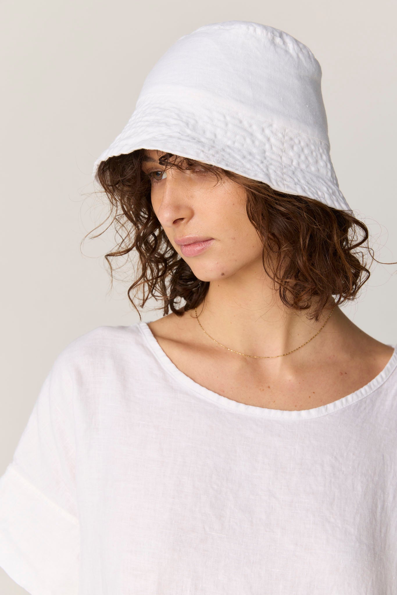 PEACHES BUCKET HAT - BLANC