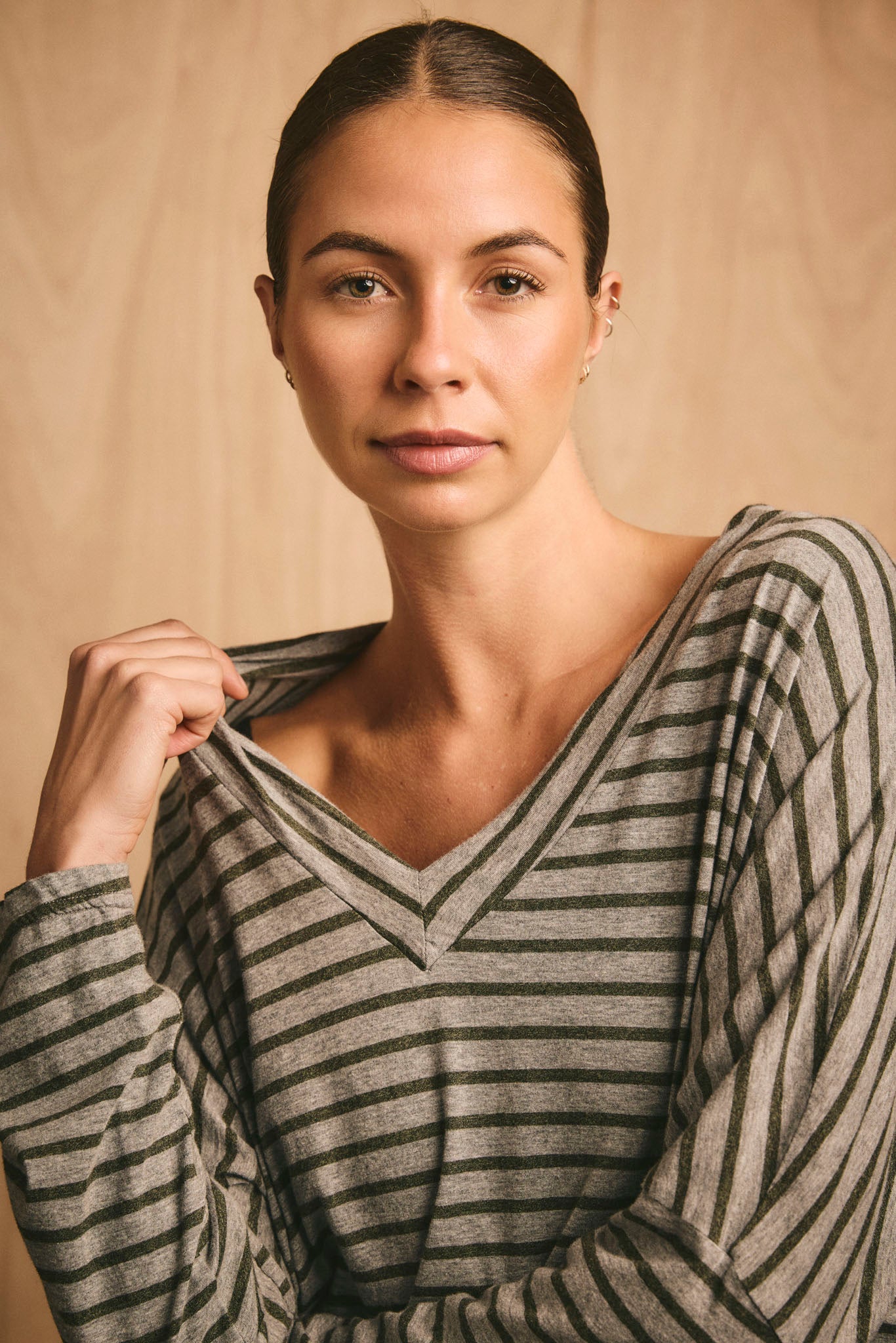 STRIPE LOOSE V TOP - GREY & MOSS