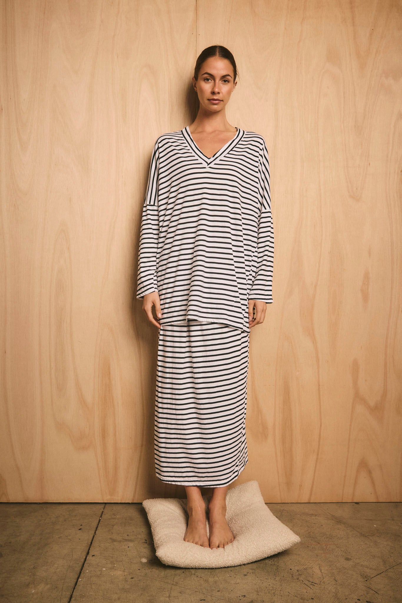 STRIPE LOOSE V TOP - BLACK & WHITE