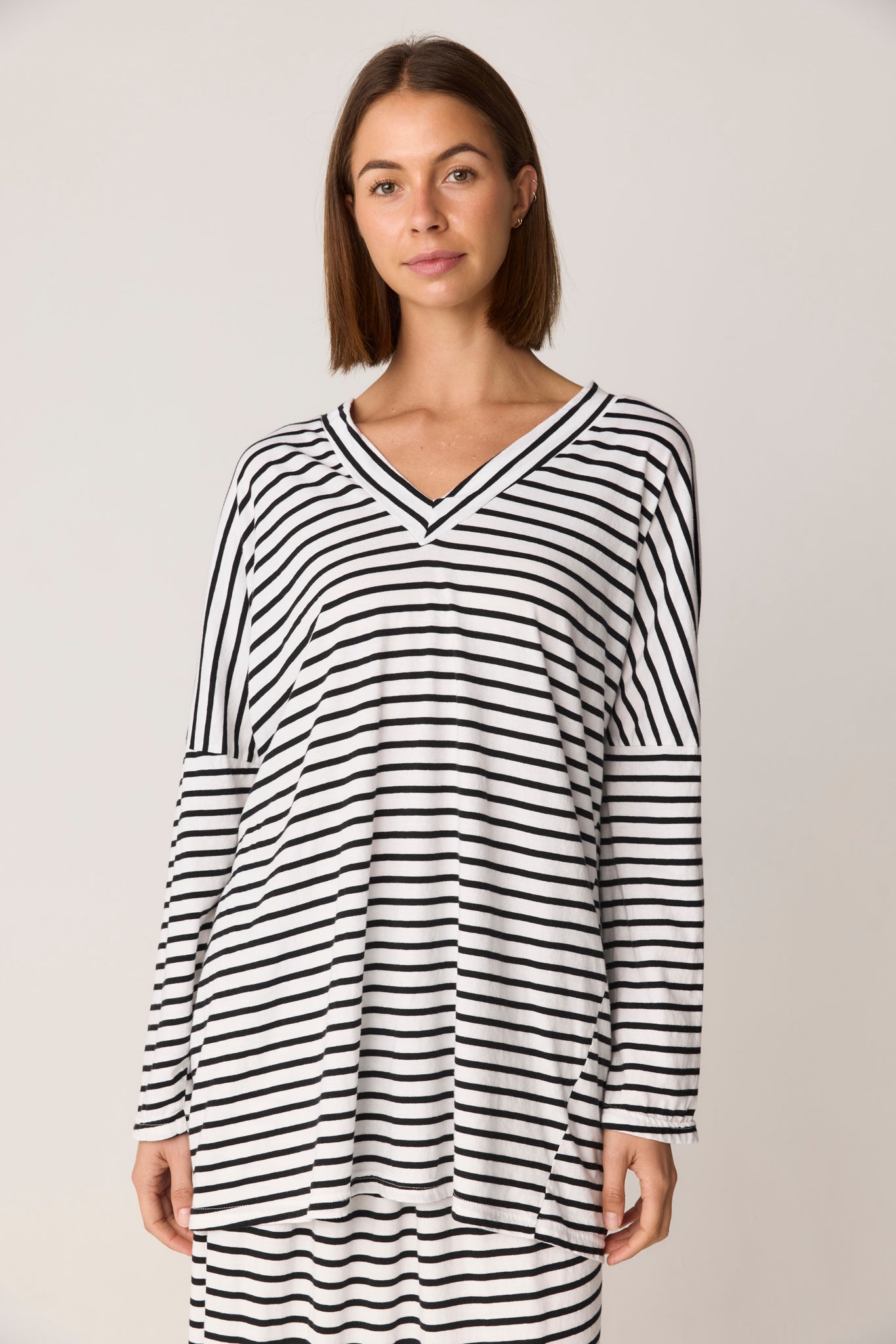 STRIPE LOOSE V TOP - BLACK & WHITE