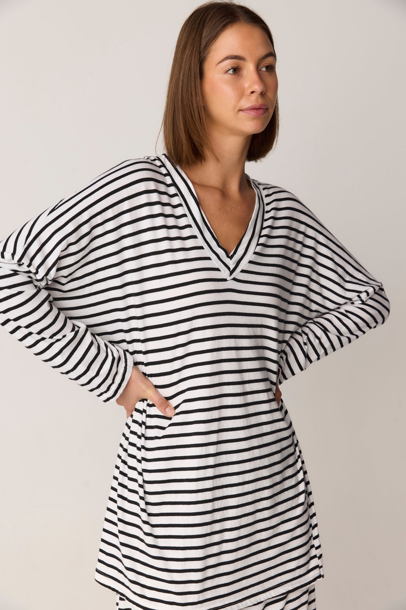 STRIPE LOOSE V TOP - BLACK & WHITE