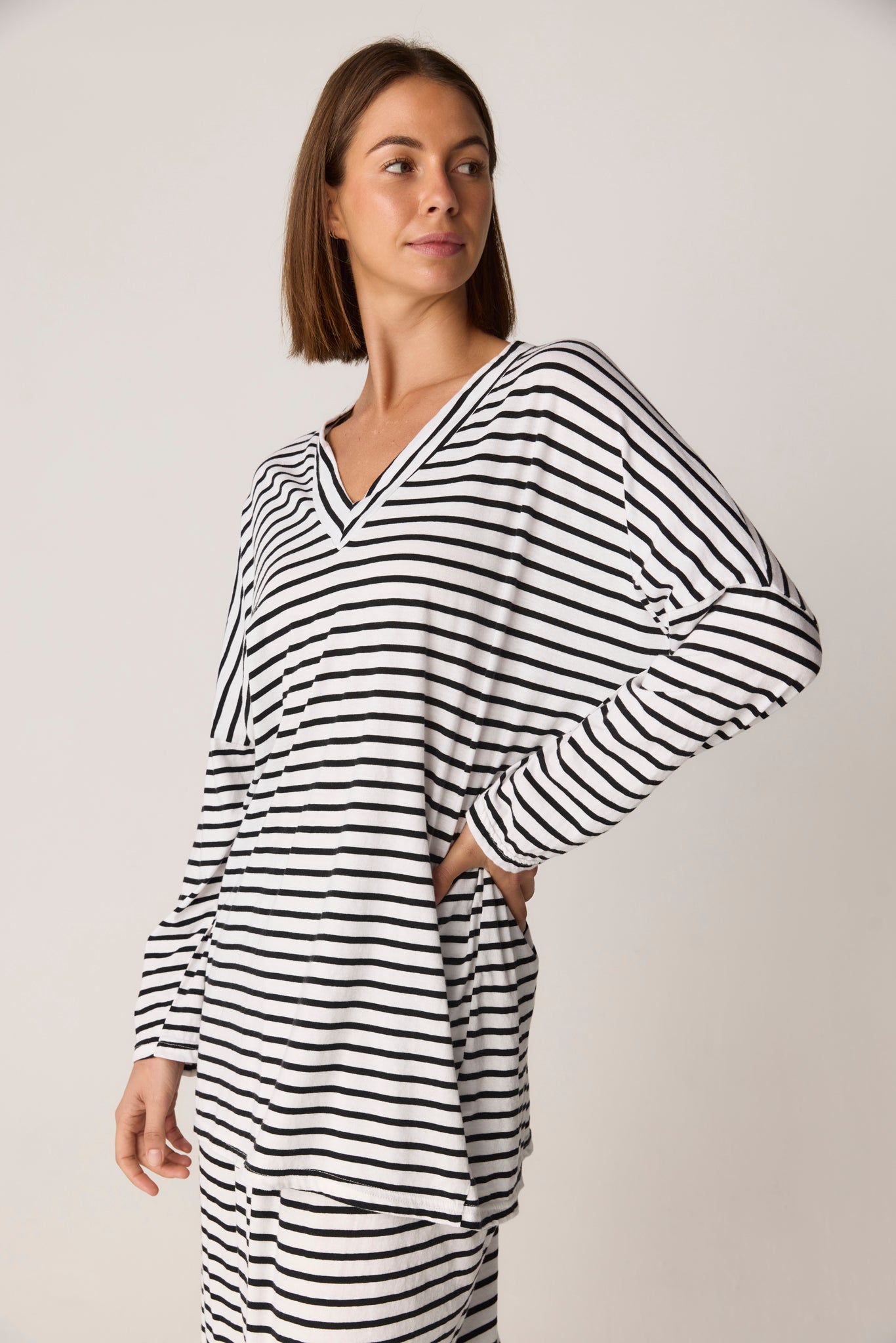 STRIPE LOOSE V TOP - BLACK & WHITE