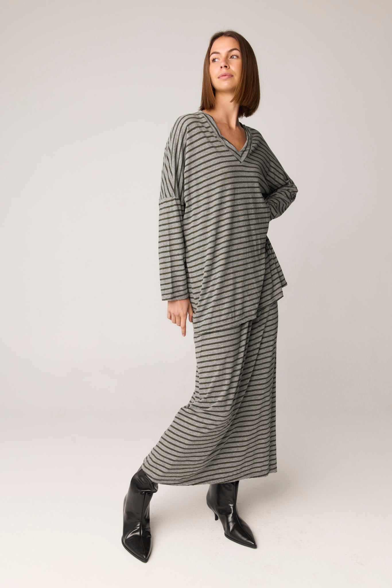 STRIPE LOOSE V TOP - GREY & MOSS