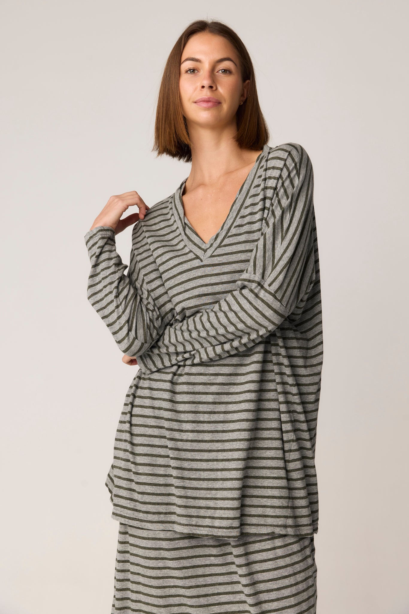 STRIPE LOOSE V TOP - GREY & MOSS