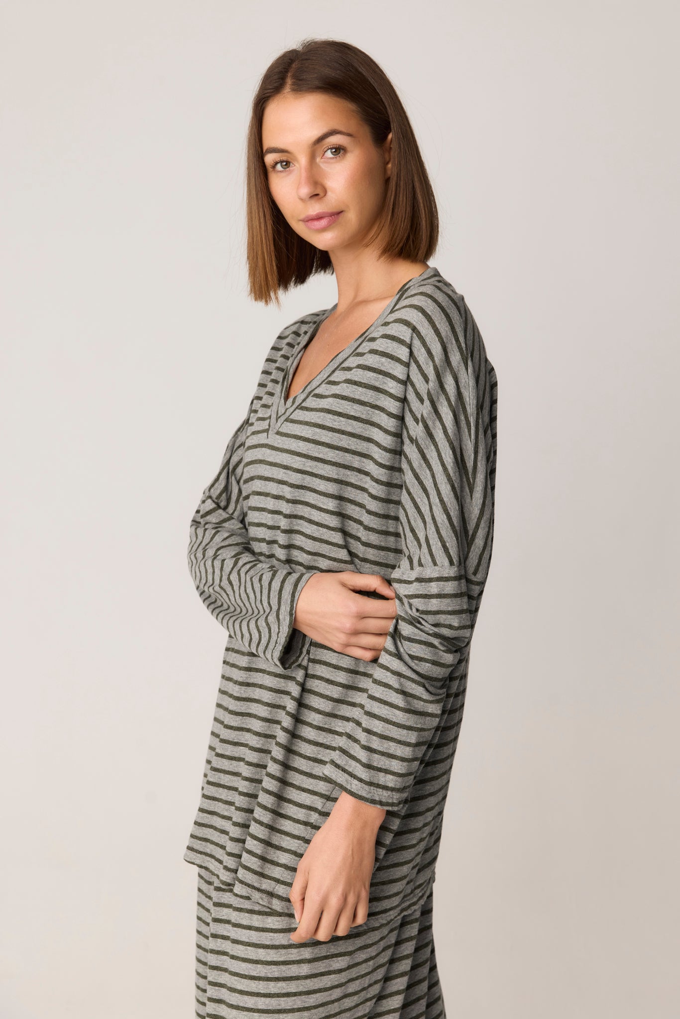 STRIPE LOOSE V TOP - GREY & MOSS