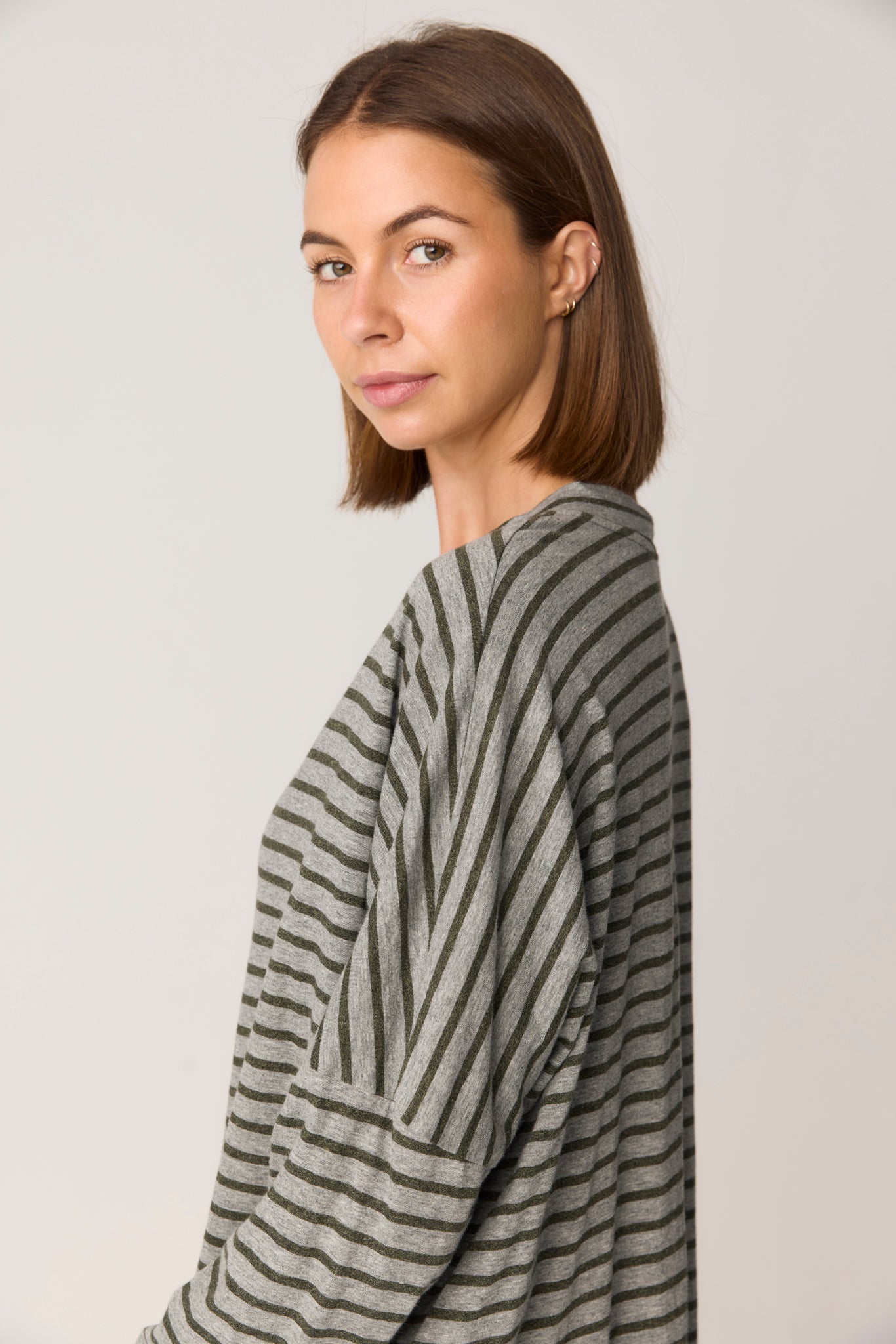 STRIPE LOOSE V TOP - GREY & MOSS
