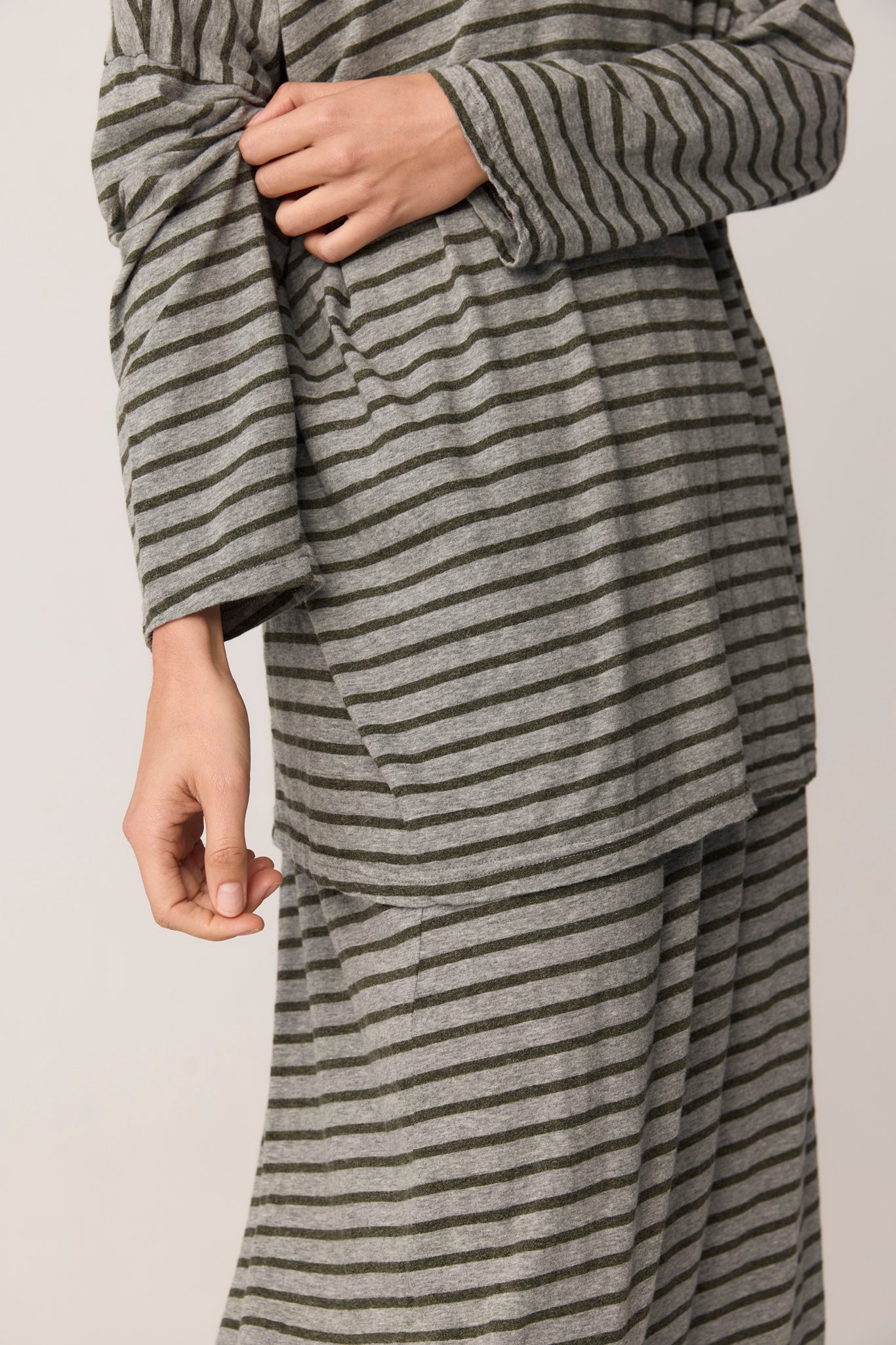 STRIPE LOOSE V TOP - GREY & MOSS